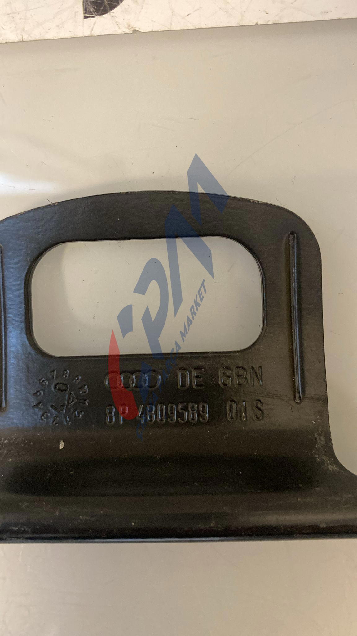 8P4809589 Audi A3 sportback 2008 bagaj bağlama kancası