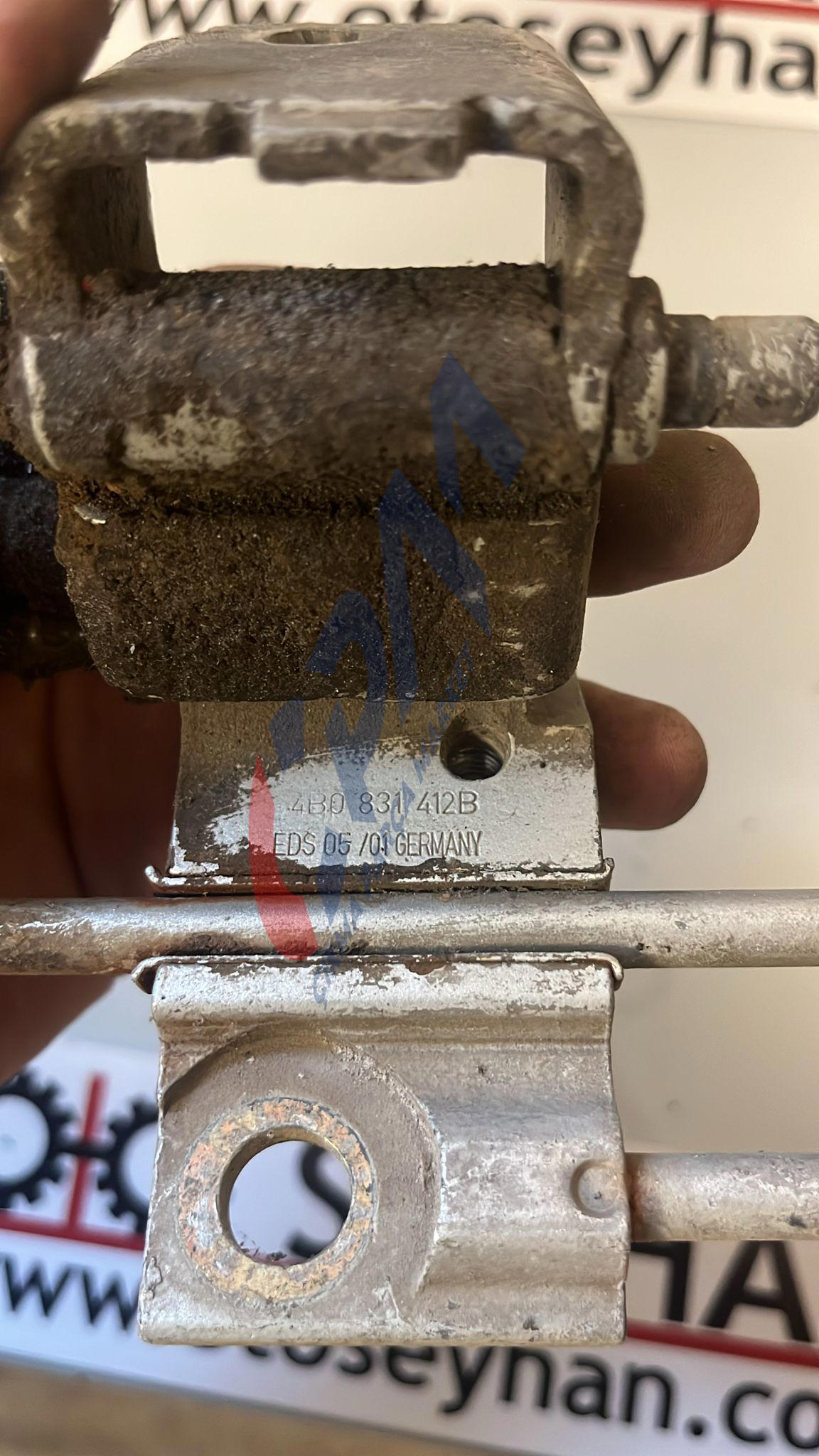 4B0831412B volkswagen golf bora passat sağ ön kapı alt menteşesi