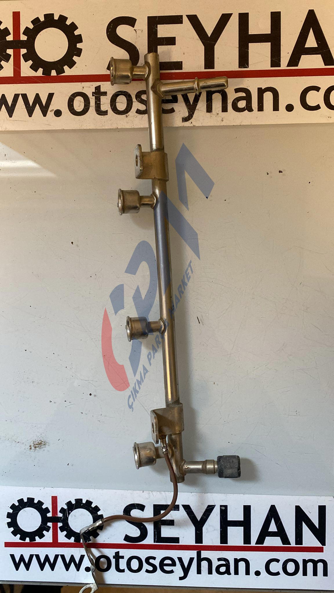 55573667 GM Opel Astra J 1.6 benzinli enjektör kütüğü