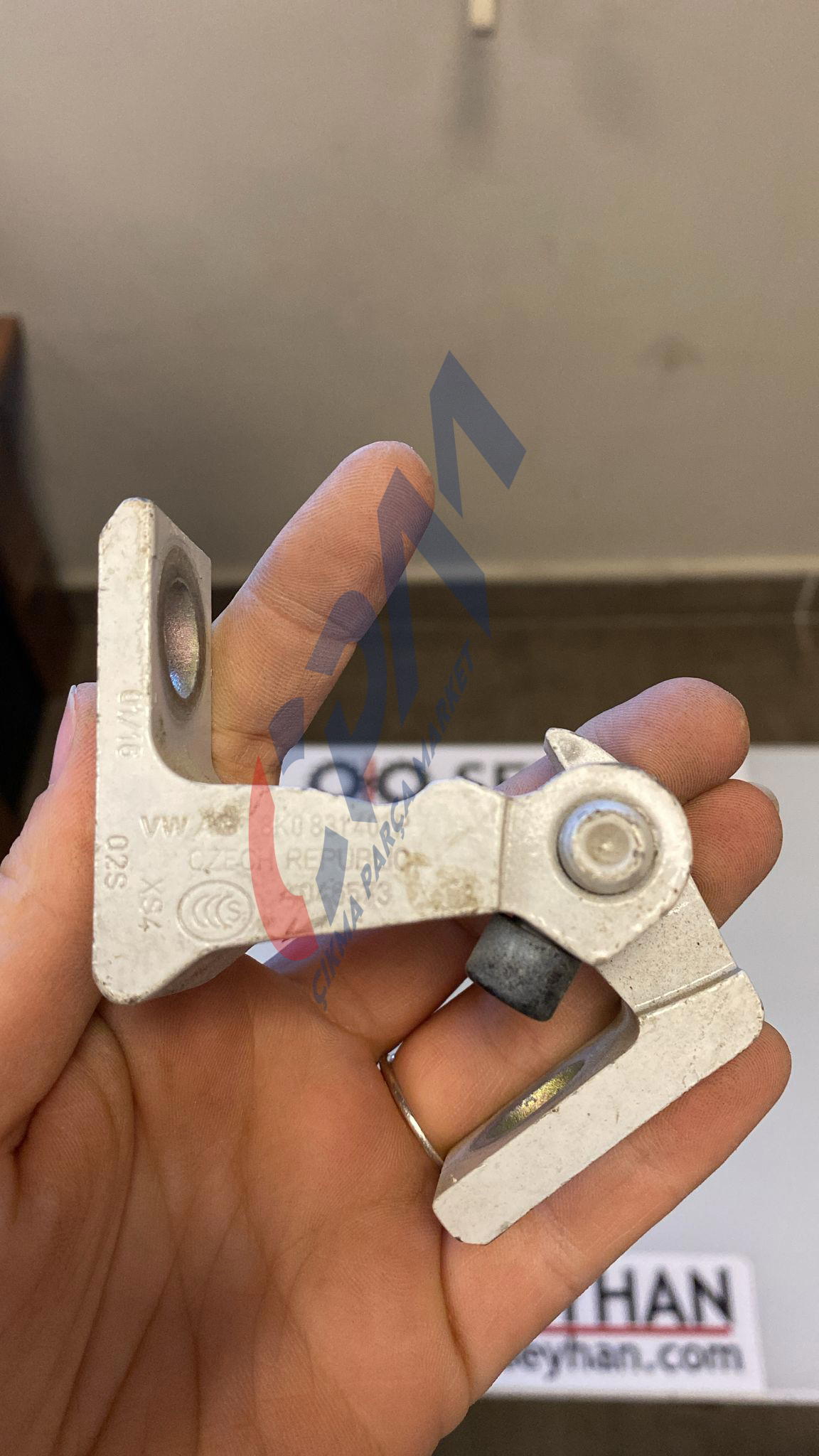 8K0831401P Skoda Rapid 2016 sol ön arka kapı üst menteşesi