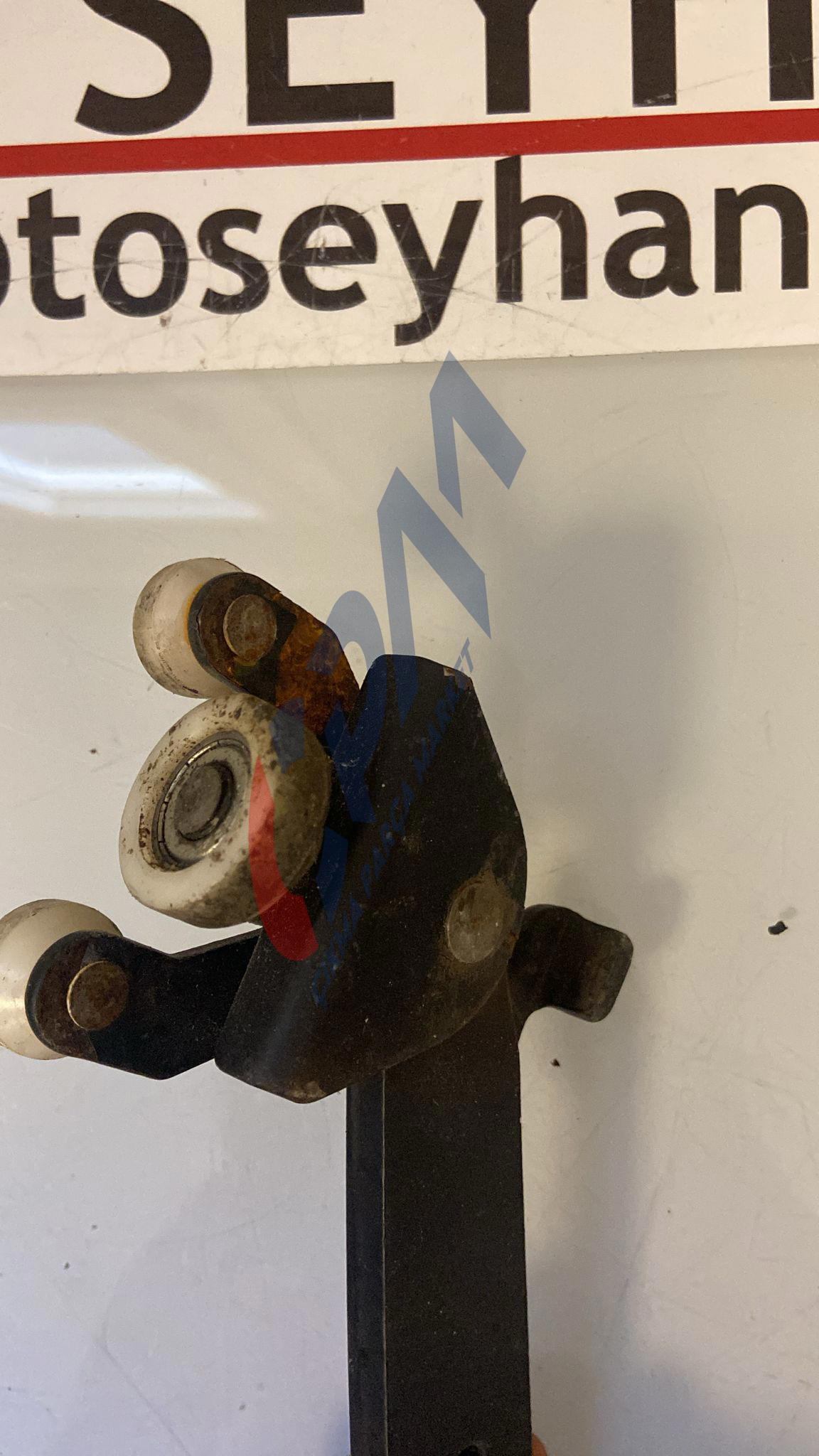 2K0843397B Volkswagen Caddy 2009 sol sürgülü kapı alt ray makarası