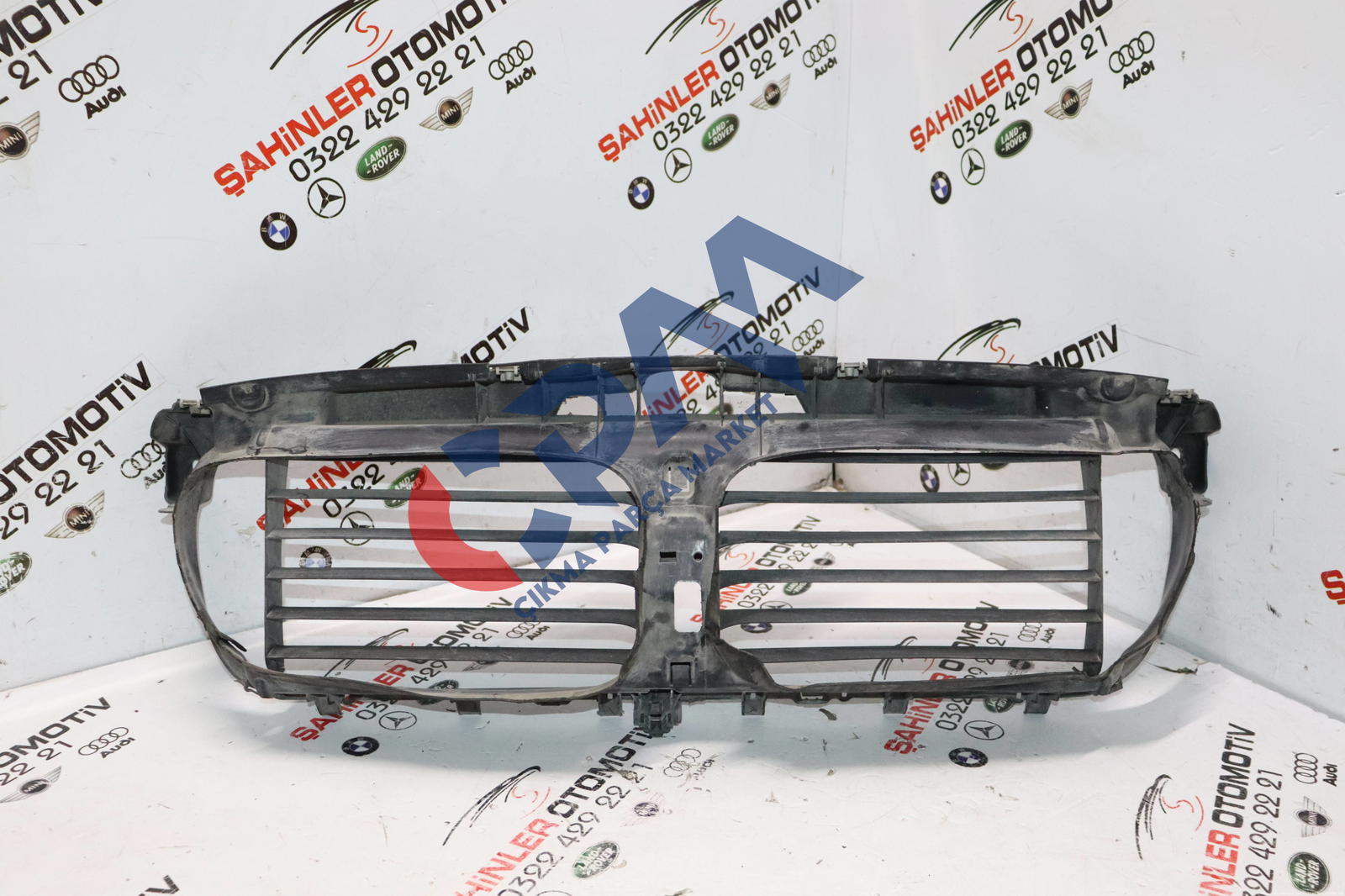 BMW 5 Serisi f10 f11 Üst Radyatör Braketi 733289205