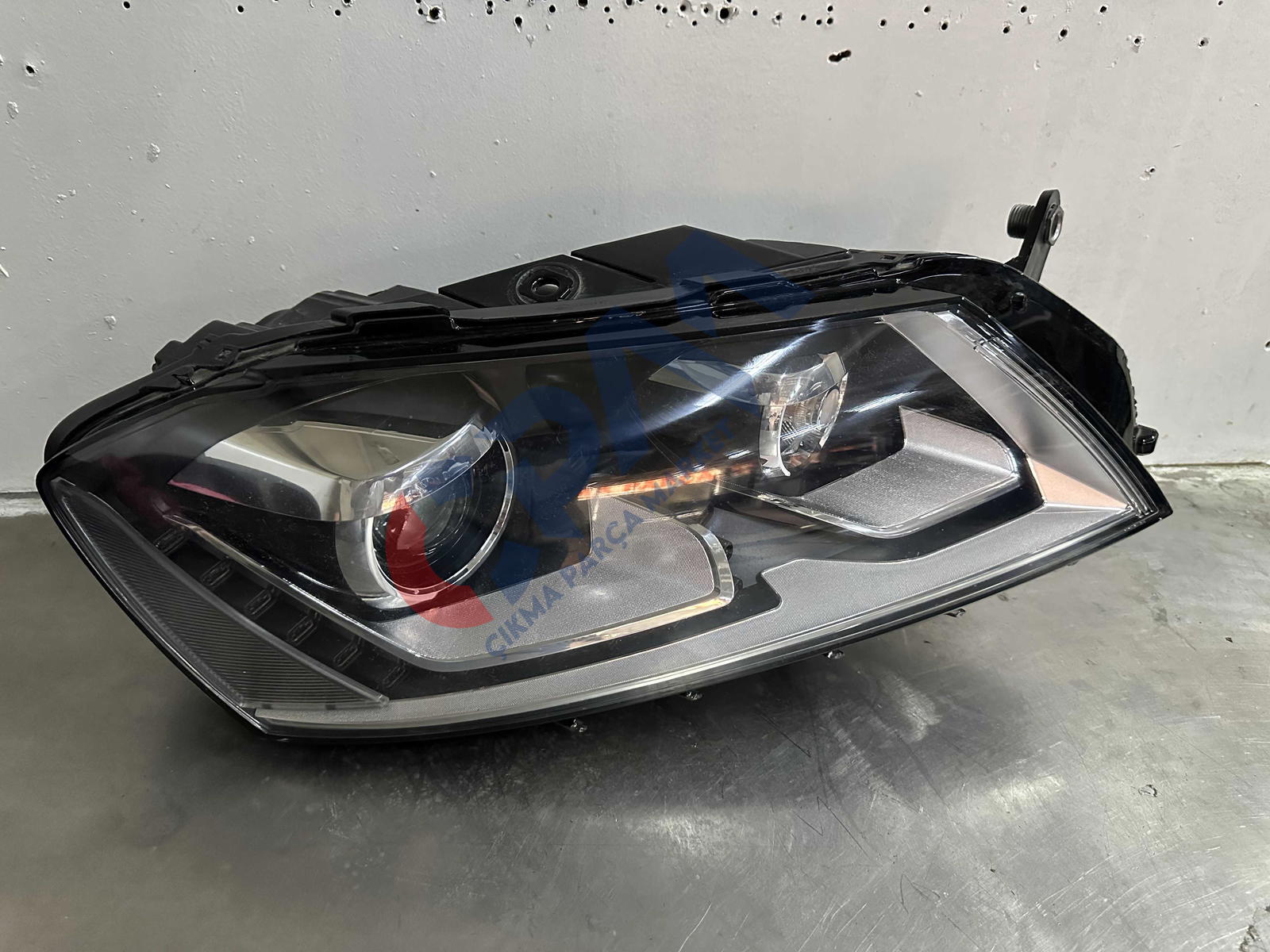 Volkswagen Passat B7 Sağ Ön Far