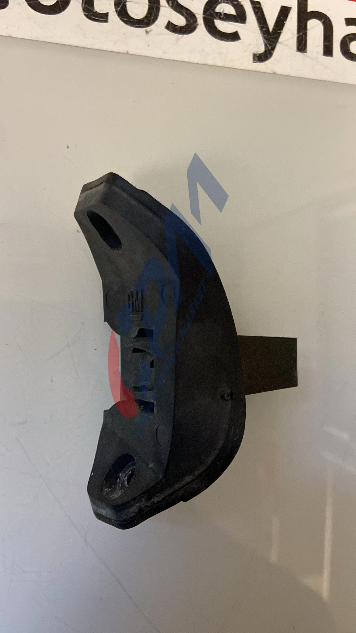 13111599 Opel Corsa D depo kapağı kilit karşılığı