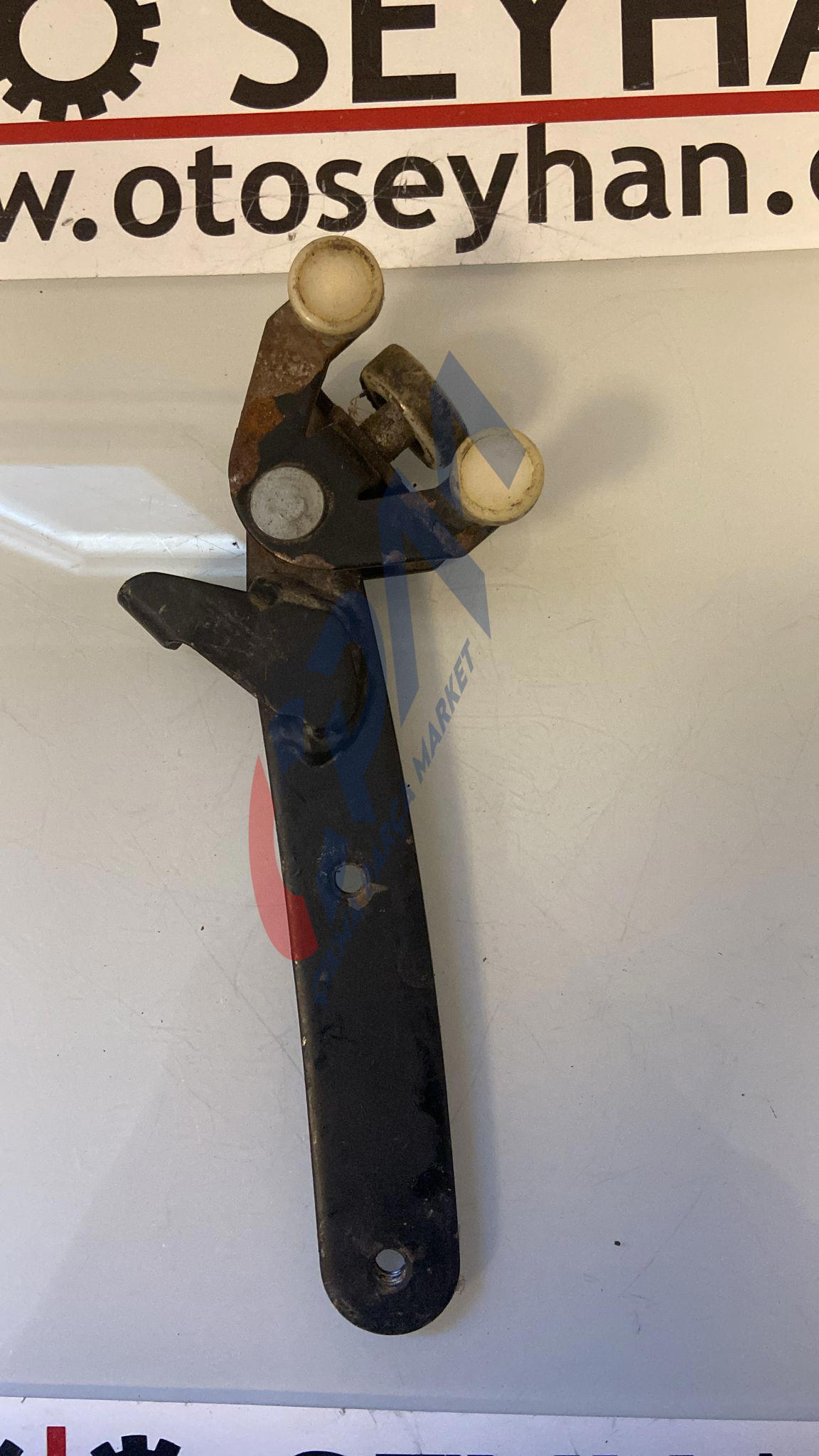 2K0843397B Volkswagen Caddy 2009 sol sürgülü kapı alt ray makarası