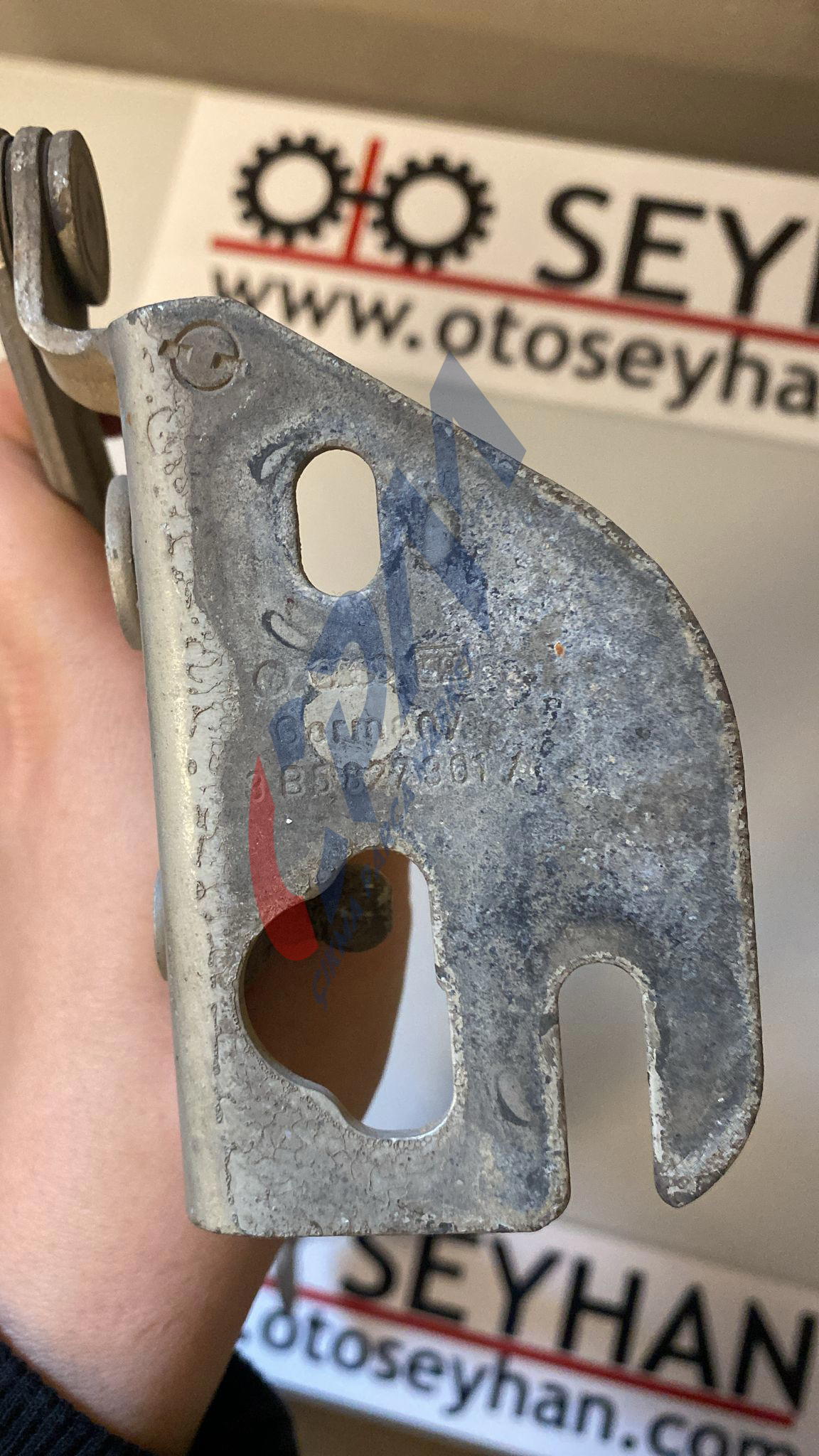 3B5827301A Volkswagen Bora bagaj kapağı sol menteşesi