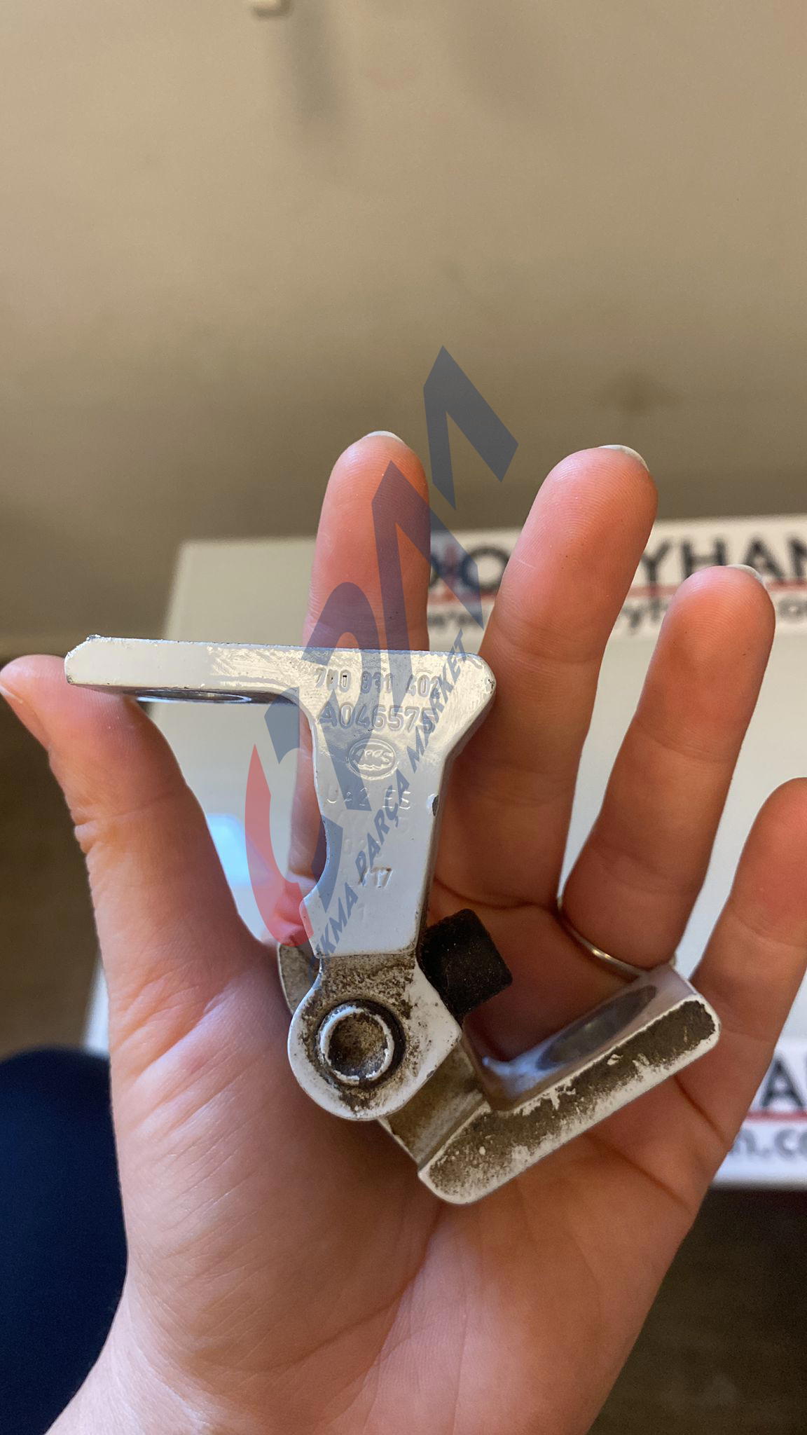 7N0881402 Volkswagen Polo 2017 sağ ön arka kapı alt menteşesi