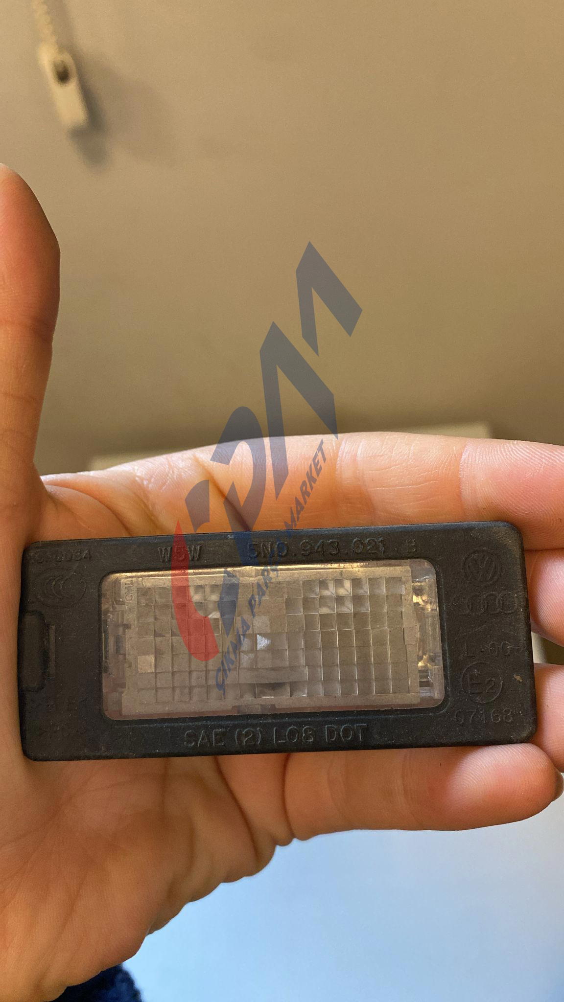 5N0943021B volkswagen passat b8 plaka lambası