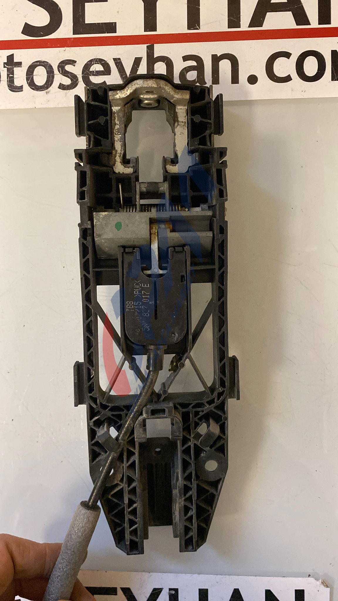 5N0837885H Volkswagen Tiguan 2015 sol ön kapı kolu braketi