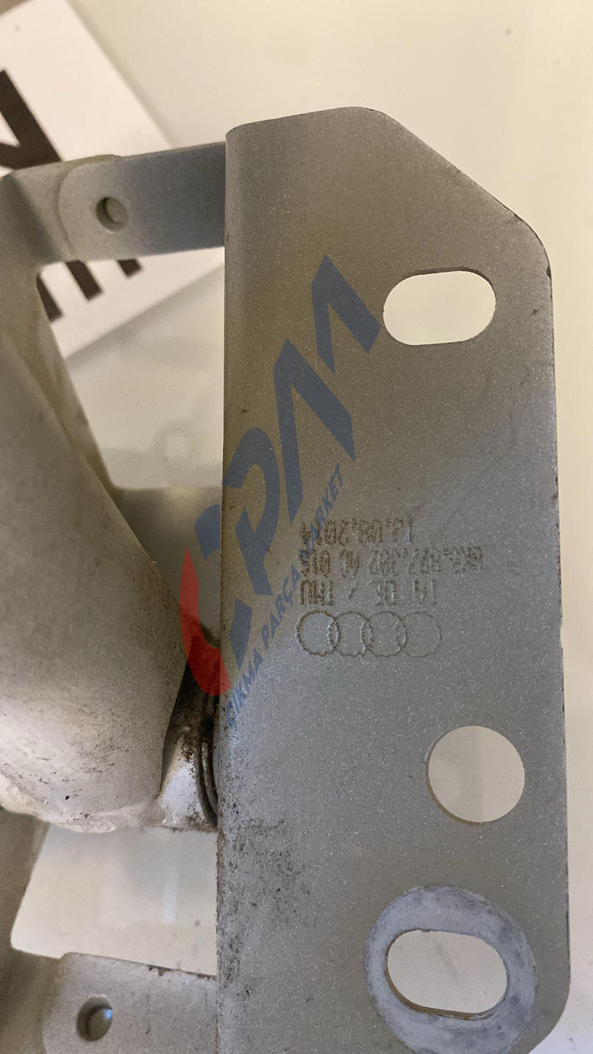 8K0827302 Audi A4 2014 sağ bagaj kapağı menteşesi