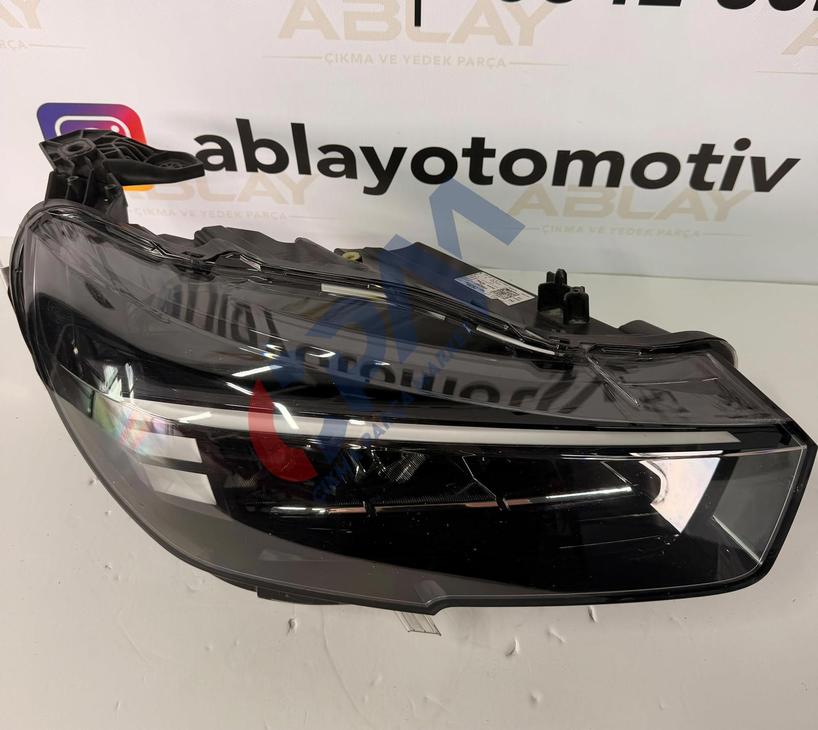 OPEL CORSA F KASA MAKYAJLI SAĞ ÖN FAR