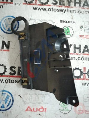 1T1863144A volkswagen caddy 2005 orta konsol baglantı braketi sağ