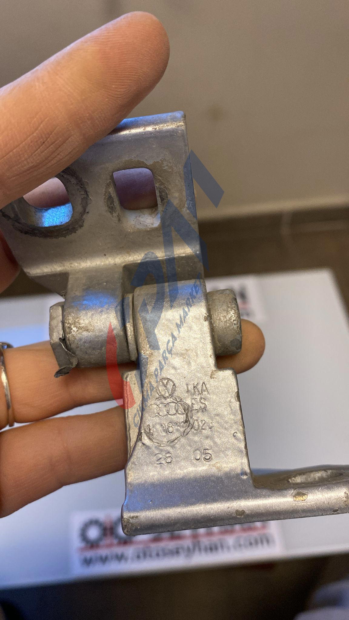 1K0831402J Volkswagen Golf 5 sağ ön kapı üst menteşesi