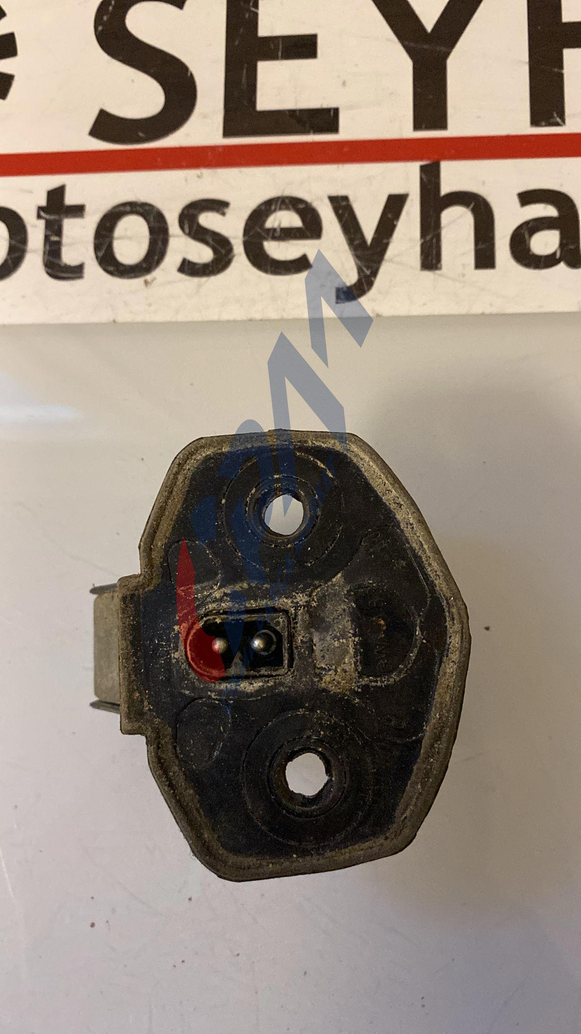 8101126 bmw 5.20 E34 kasa 4 kapı kilit karşılığı sensörlü