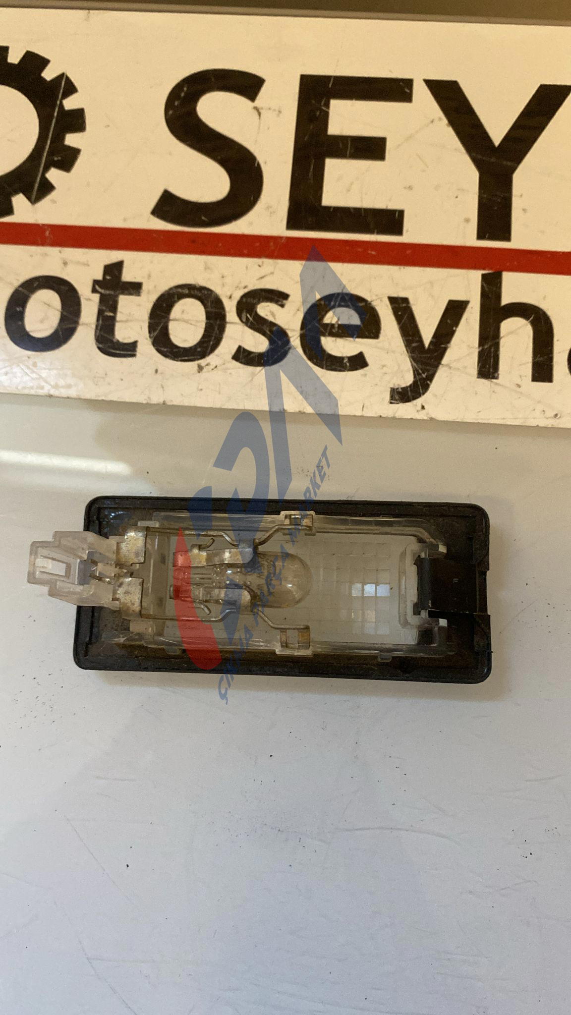 5N0943021B Skoda Octavia 2018 plaka lambası