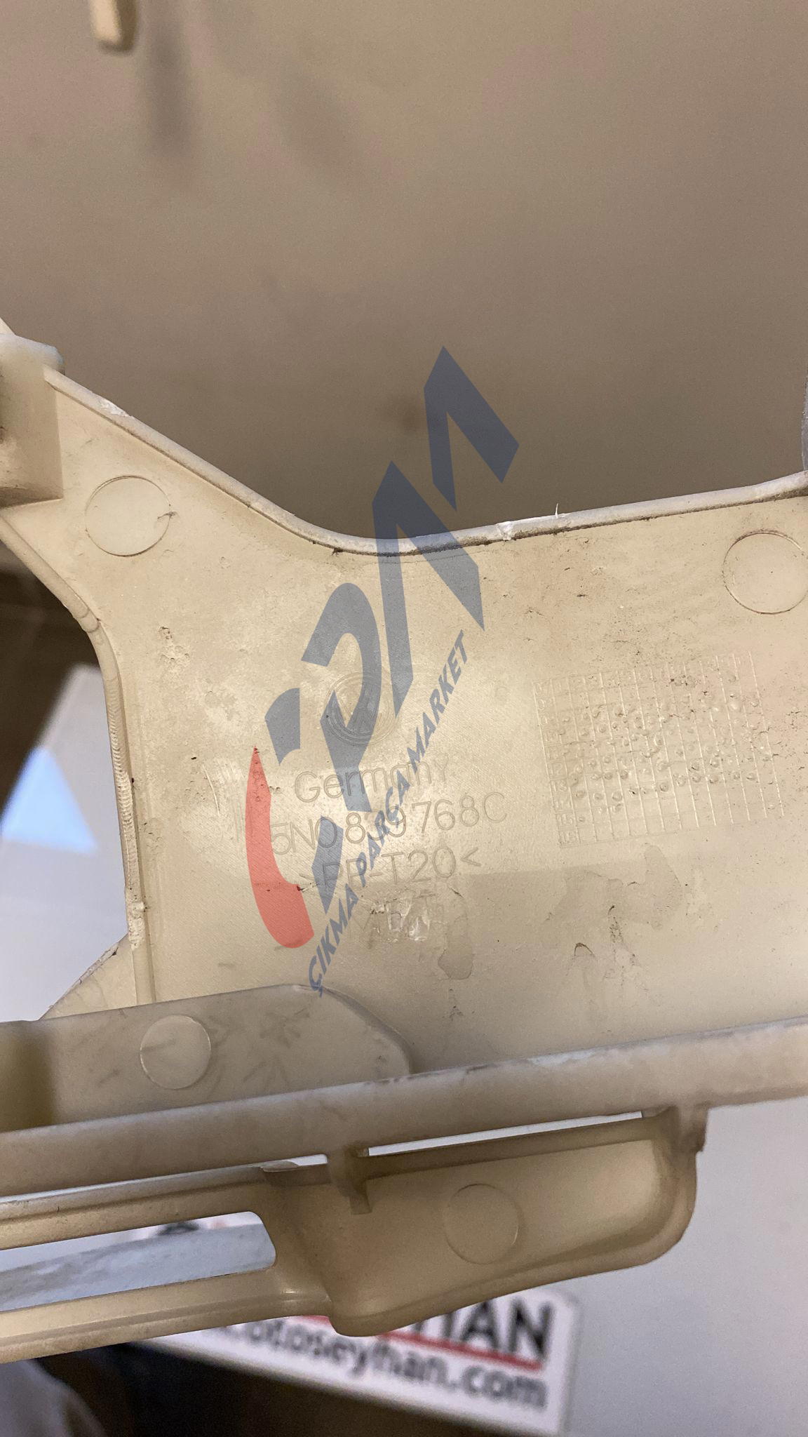 5N0839768C Volkswagen Tiguan 2015 sağ ön kapı kolu braketi koruyucusu