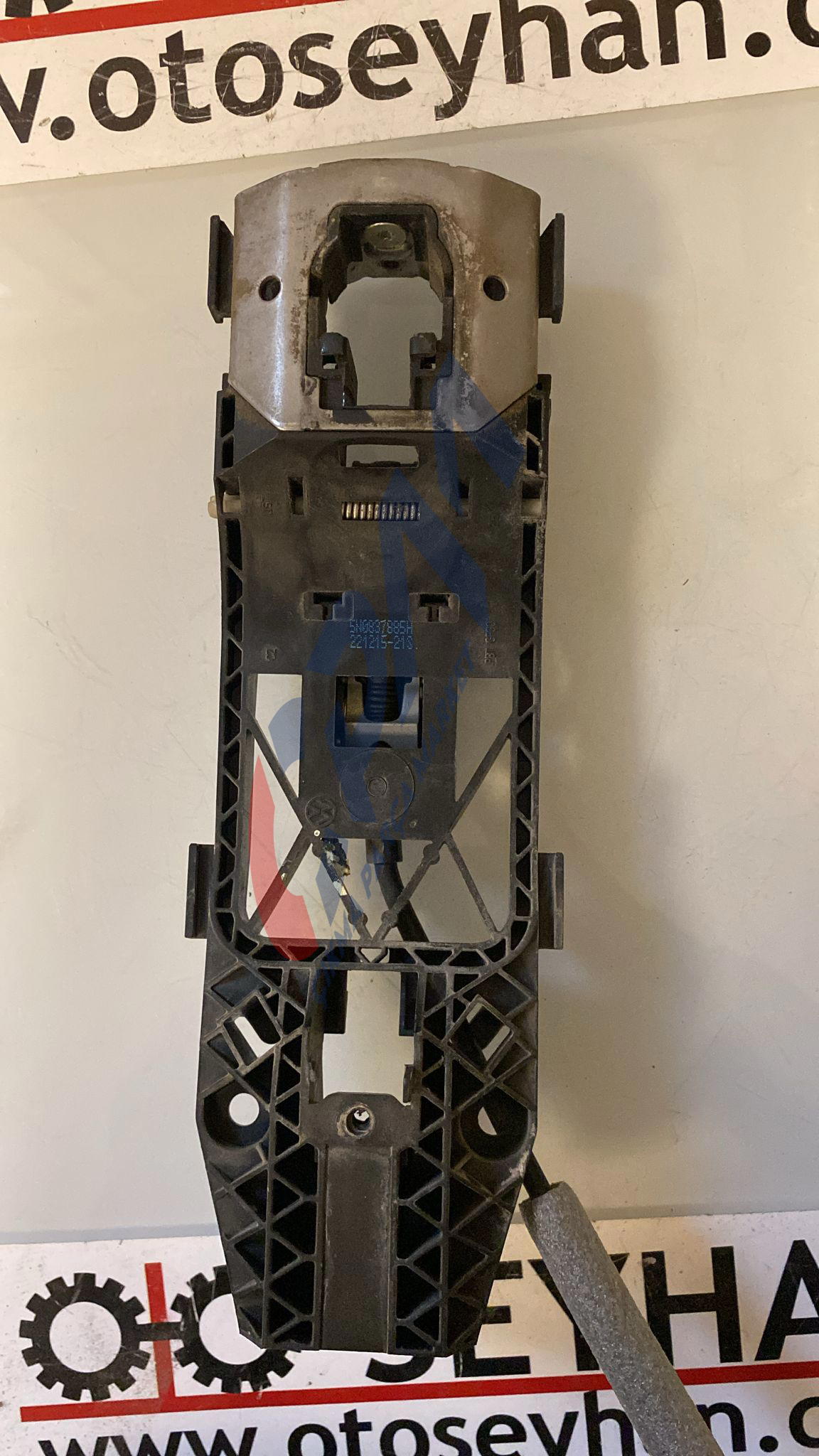 5N0837885H Volkswagen Tiguan 2015 sol ön kapı kolu braketi