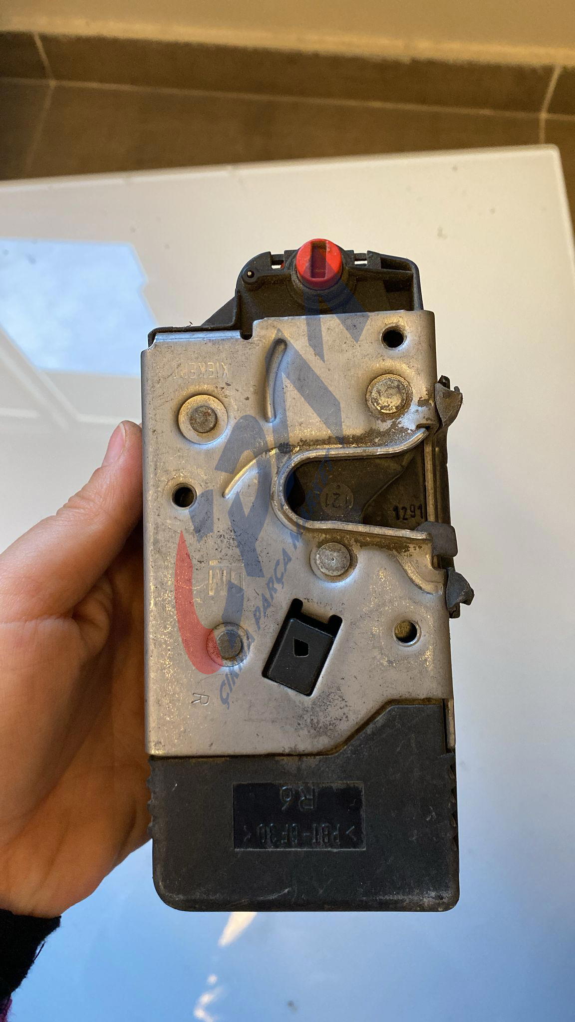 24414135 opel zafira 2003 sağ arka kapı kilidi