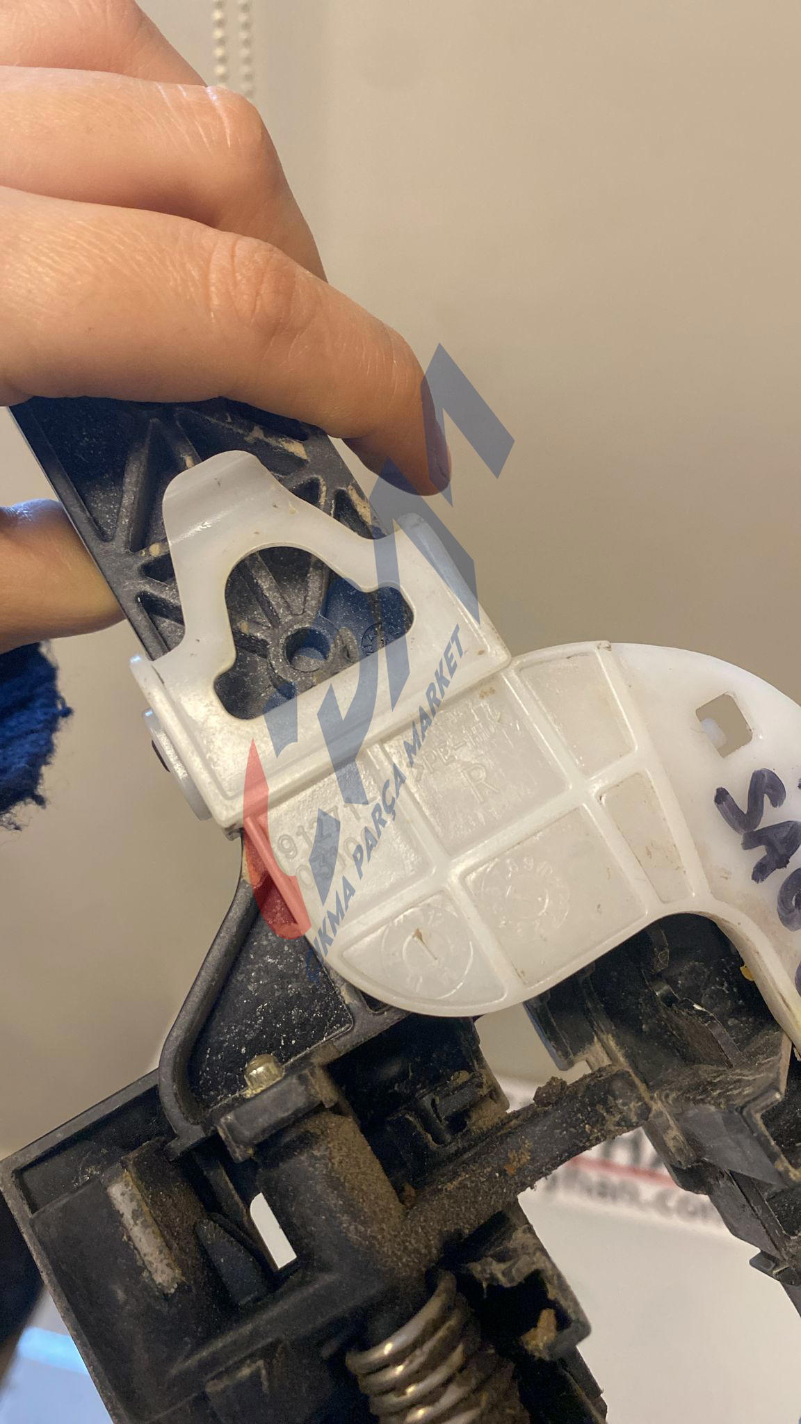 91271 03100 hyundai i30 2015 ön sağ kapı kolu braketi