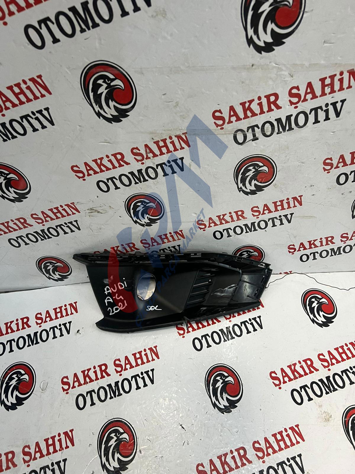 Audi A4 Sis Farı Çerçevesi