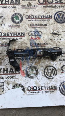 Toyota Yarıs 2015 arka koltuk bağlantı demiri sağ