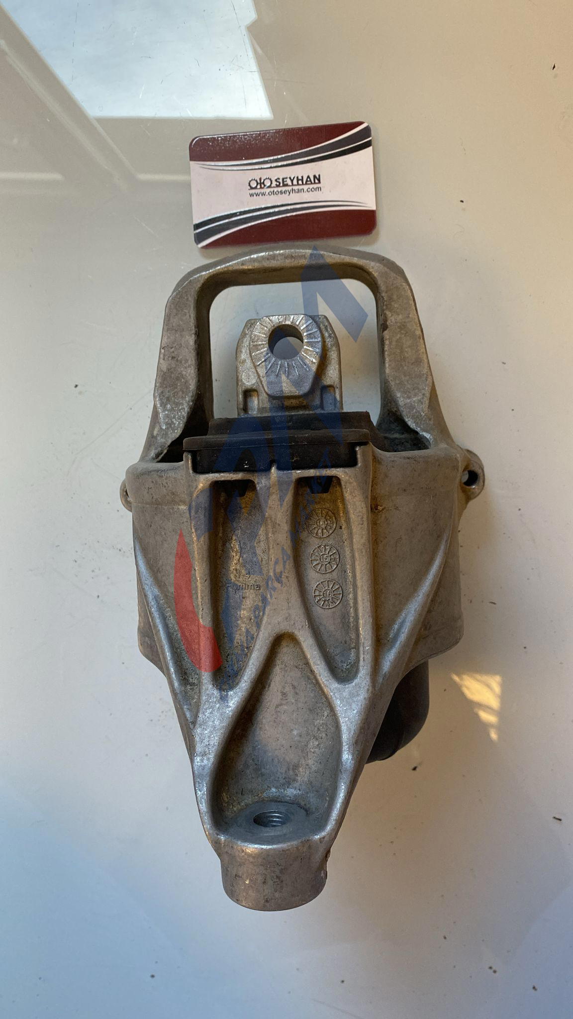 8W0199372CA Audi a4 sağ motor takozu kulağı