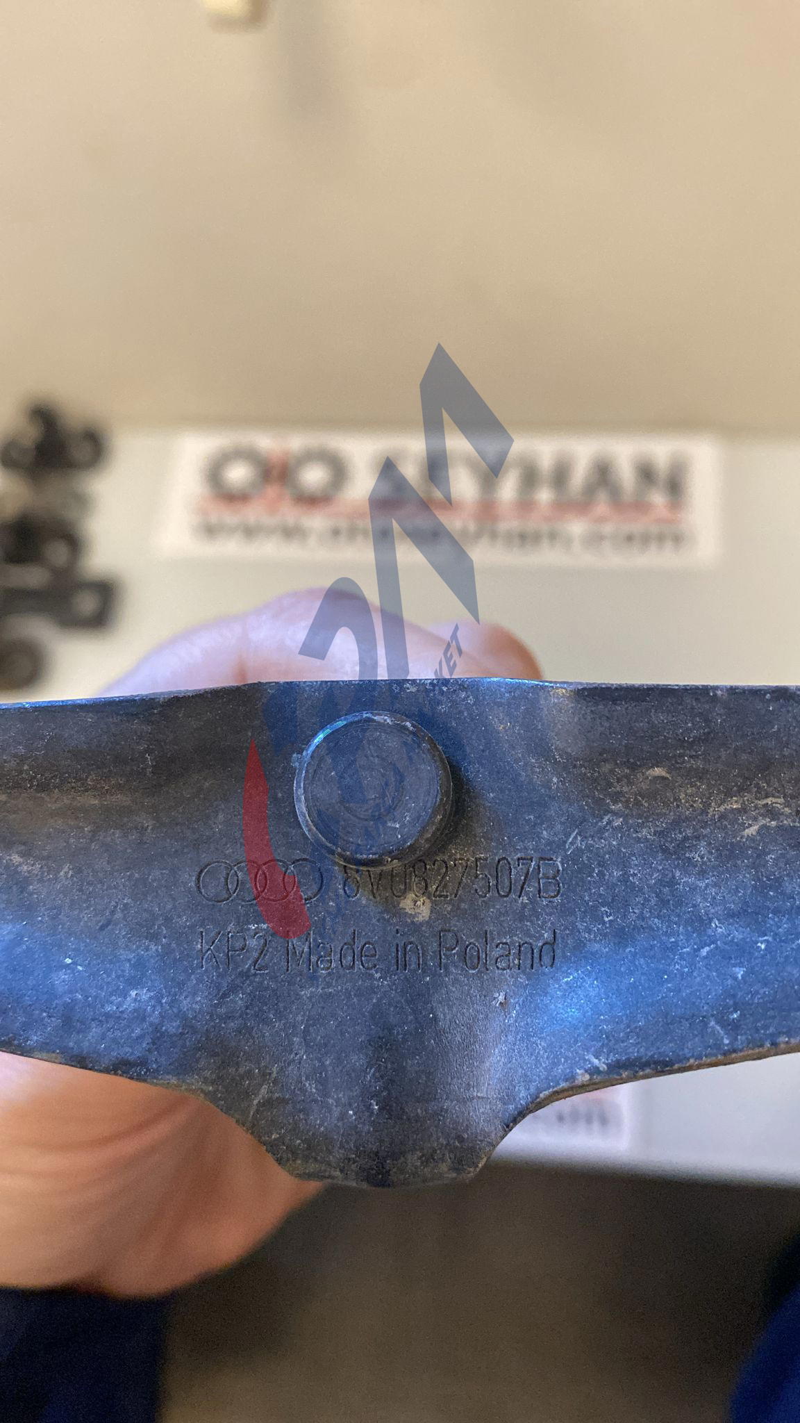 8V0827507B skoda rapid 2016 bagaj kilit karşılığı