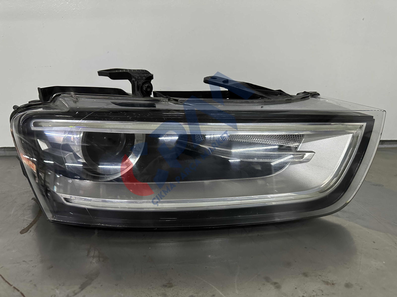 Audi Q3 Sağ Ön Far