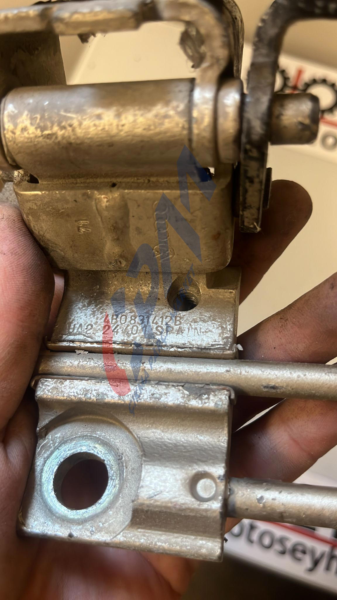 4B0831412B Volkswagen Passat B5 2000 sağ ön kapı alt menteşesi