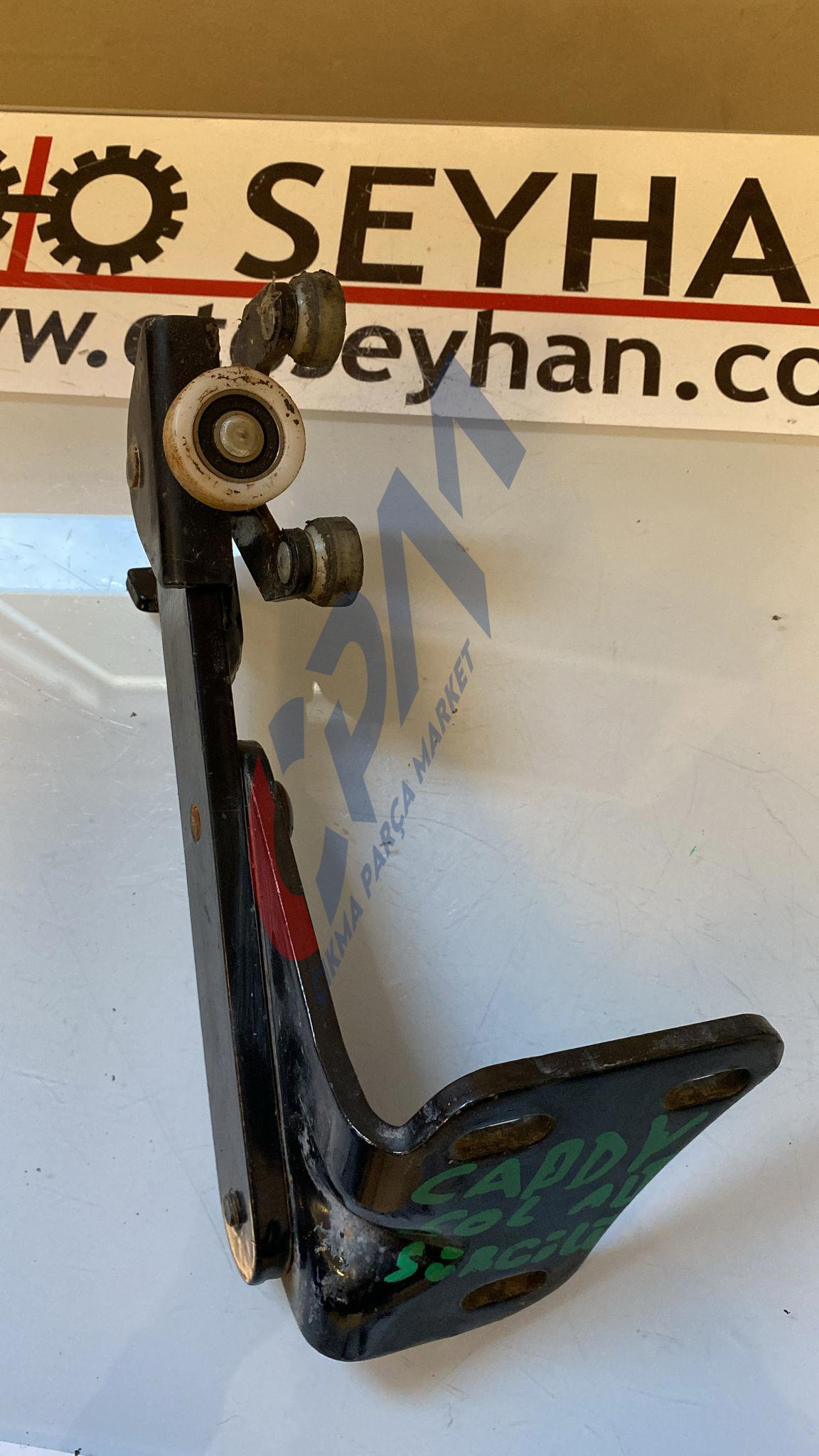 2K0843397 volkswagen caddy 2005 sol sürgülü kapı alt ray makarası
