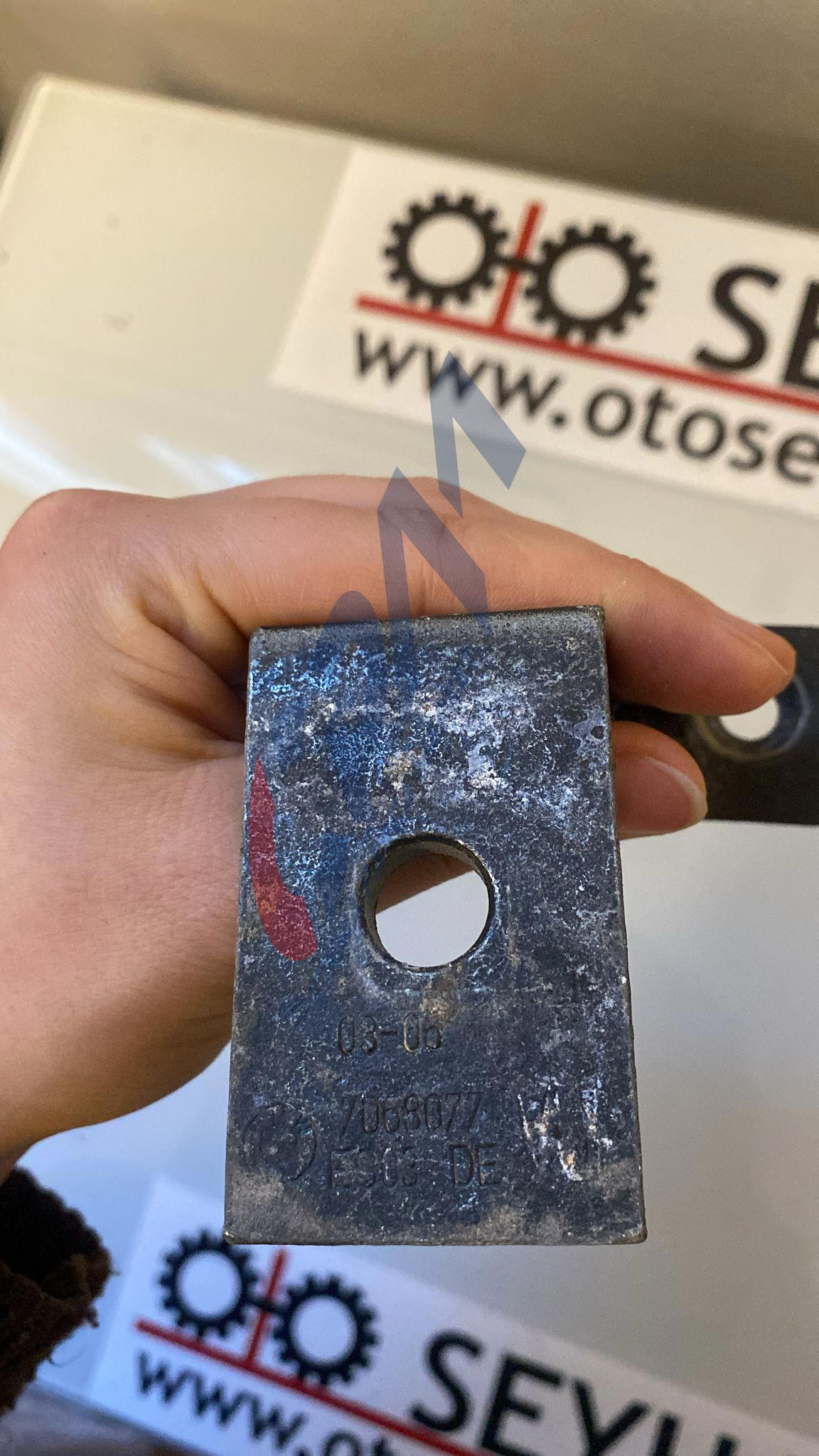 7068077 BMW 5 serisi E60 sol ön kapı alt menteşesi