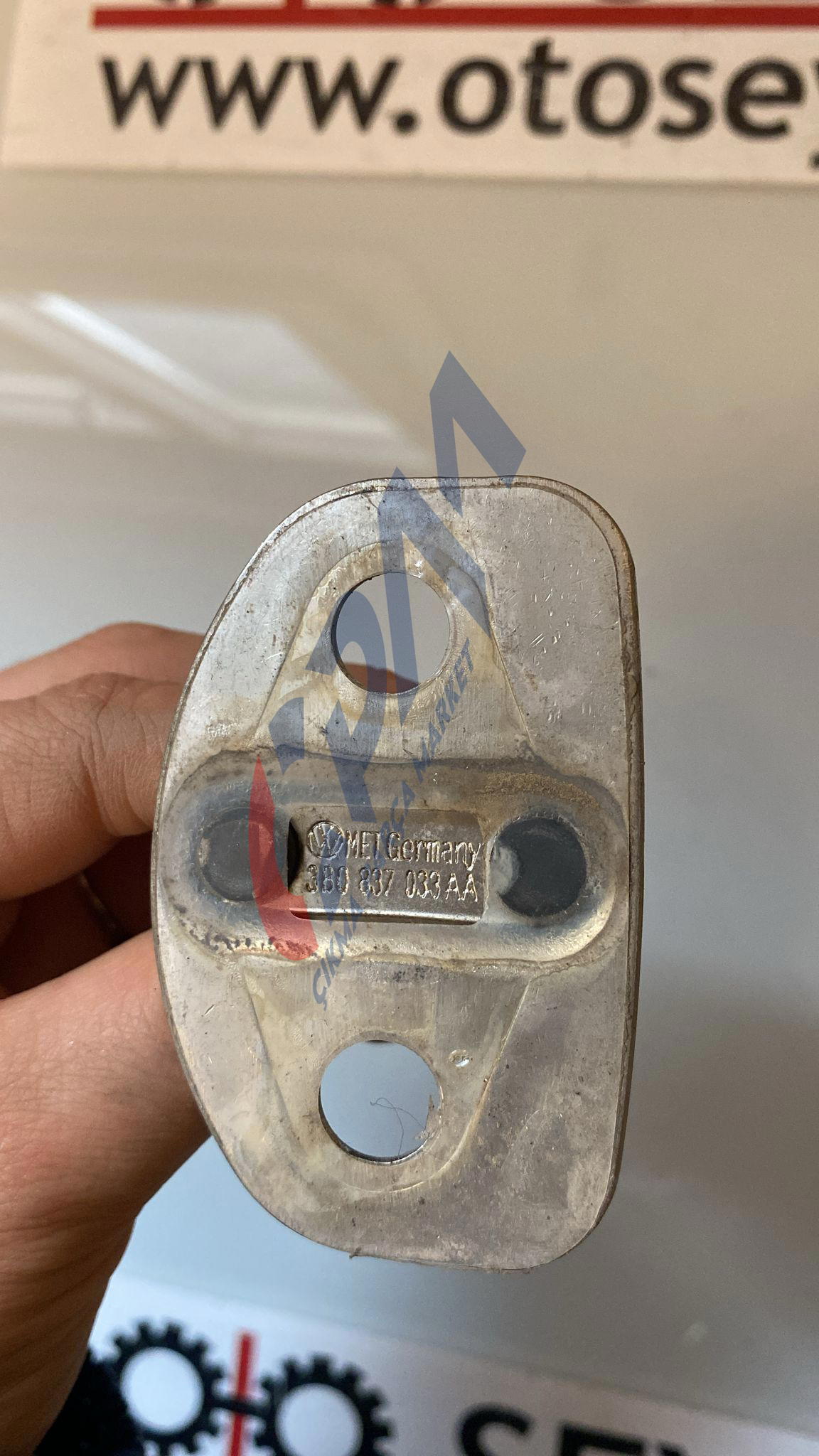 3B0837033AA volkswagen bora 2001 sol arka  kapı kilit karşılığı