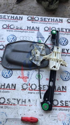 1K4839462A vw golf 5 sağ arka kapı cam krikosu