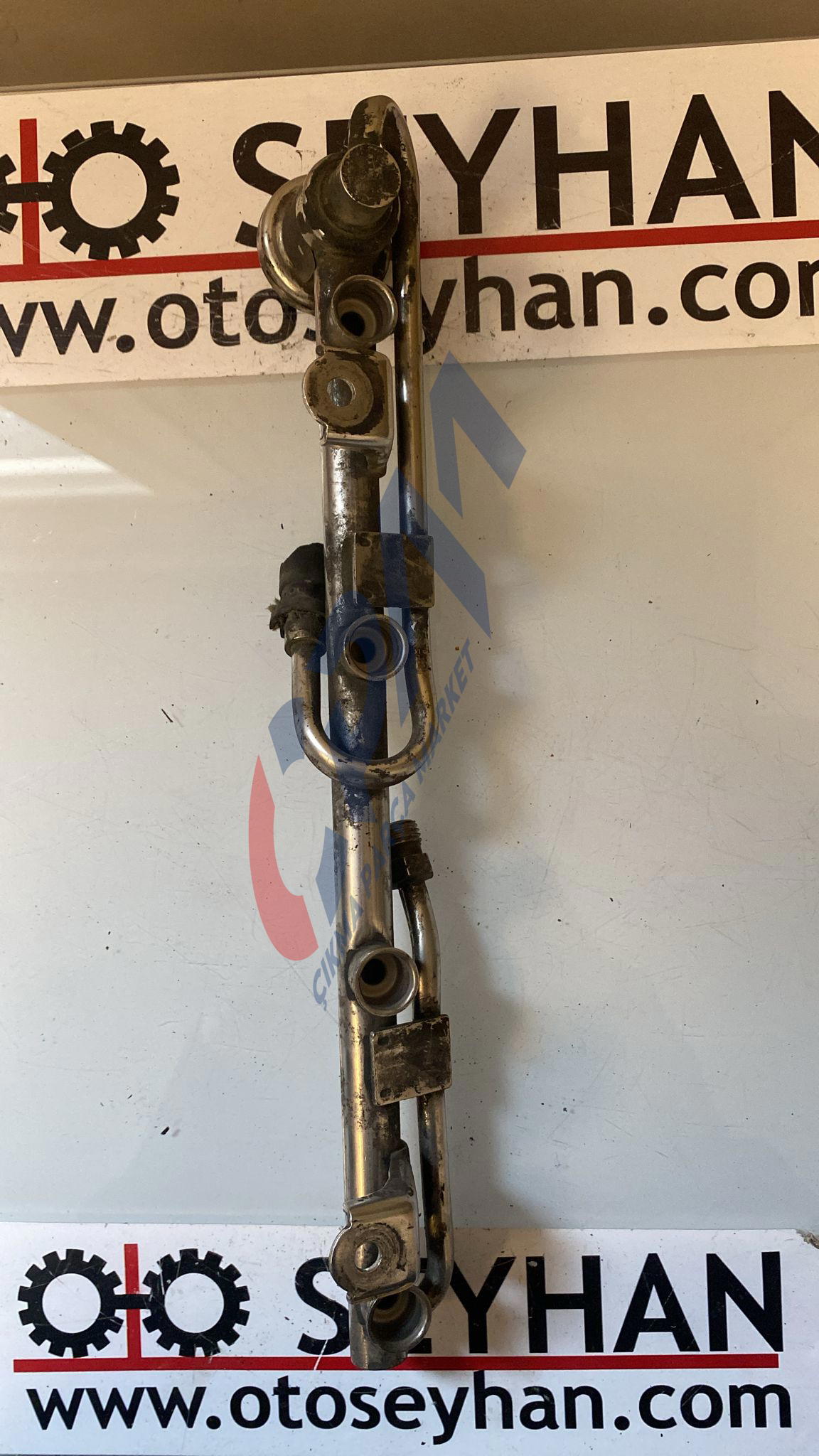 058133681B Volkswagen Passat B5 1.8 APT enjektör kütüğü