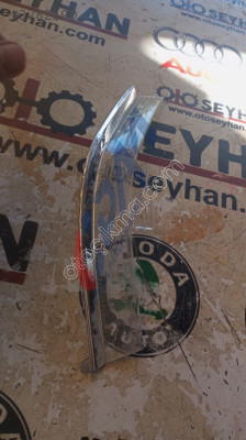 301012051 Audi A4 2014  sol ön far çitasi