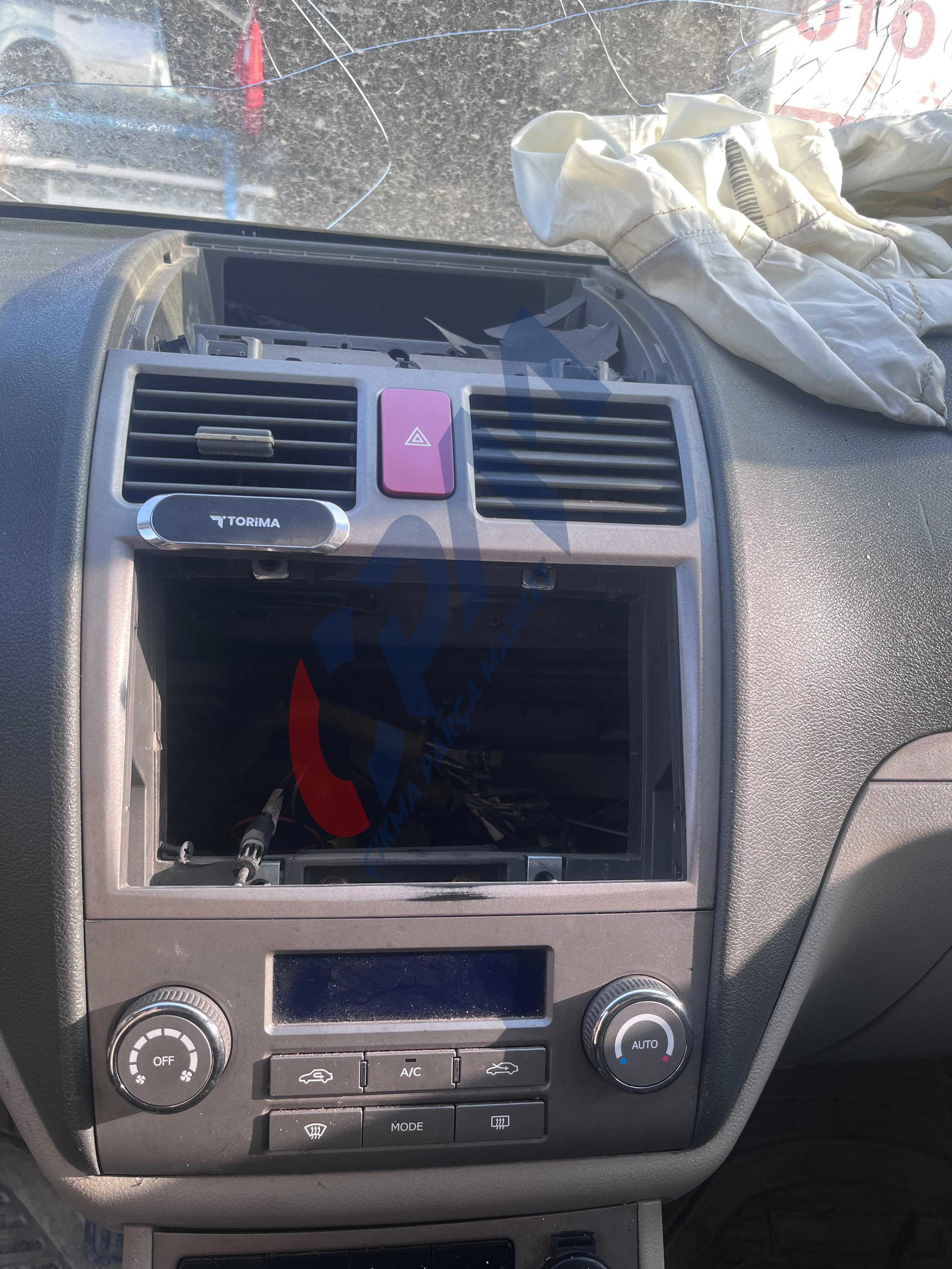 GEELY EMGRAND ORTA KALORİFER IZGARALARI