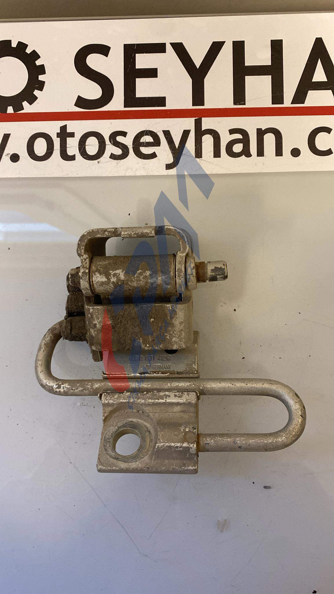 4B0831412B Volkswagen Passat B5 B5.5 sağ ön kapı alt menteşesi