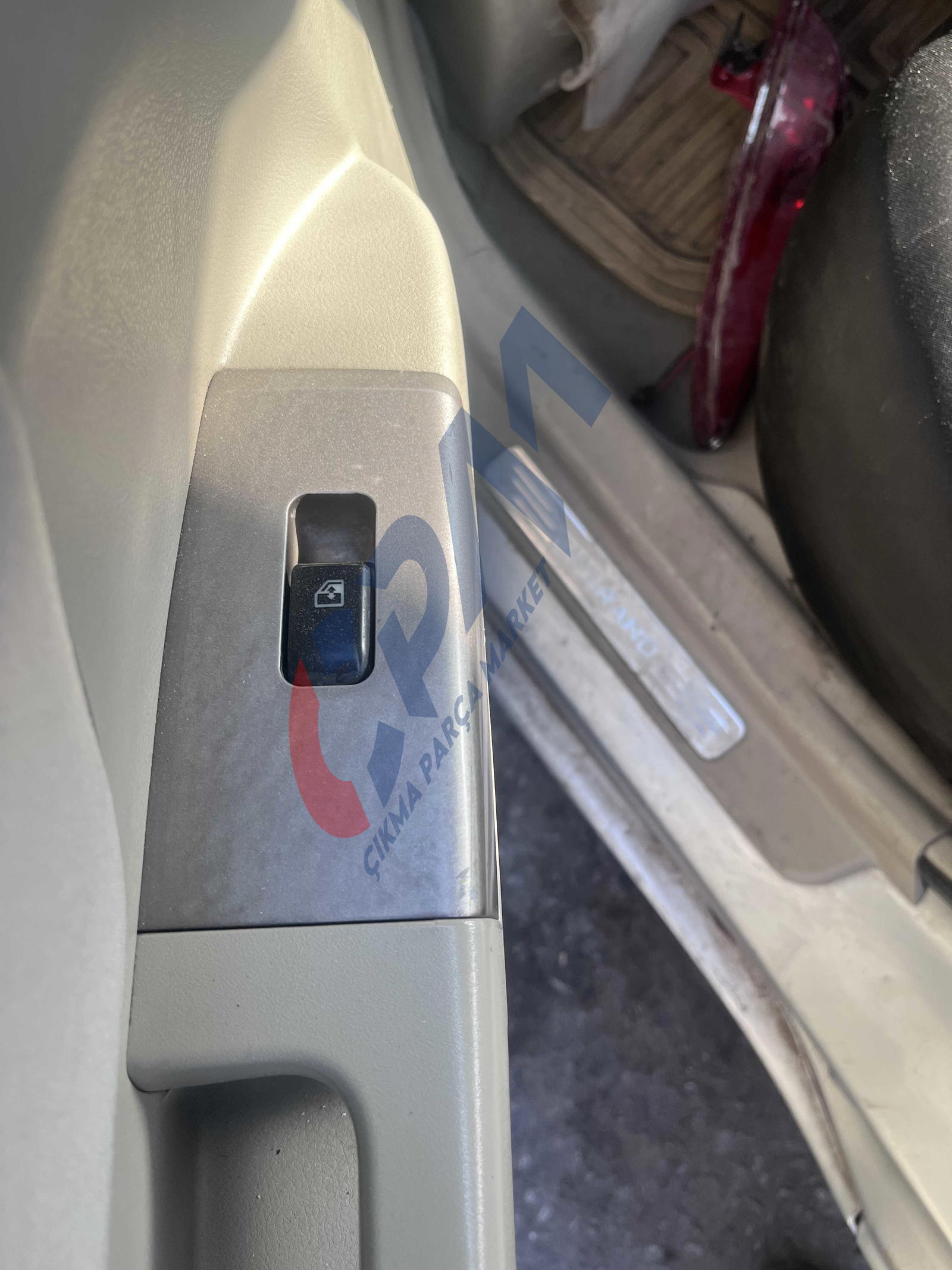 GEELY EMGRAND SOL ARKA CAM DÜGMESİ