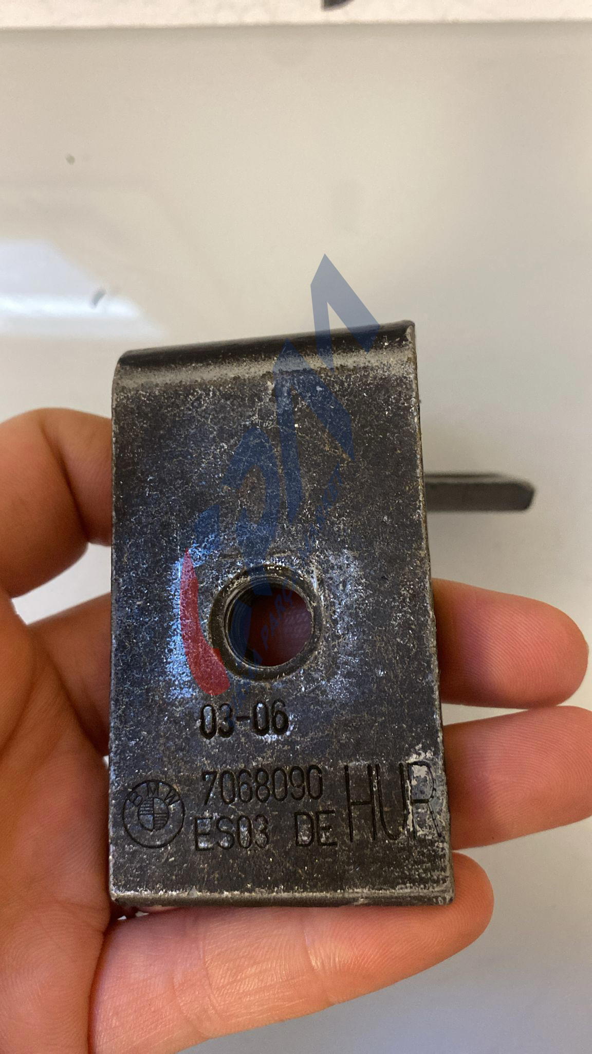 7068090 BMW 5 serisi E60 sağ arka kapı alt menteşesi