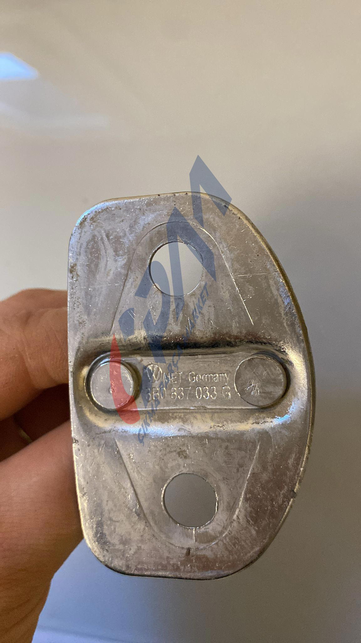 3B0837033G Volkswagen Bora sağ ön kapı kilit karşılığı