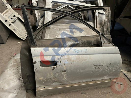Toyota corona sağ ön kapı çıkma orjınal
