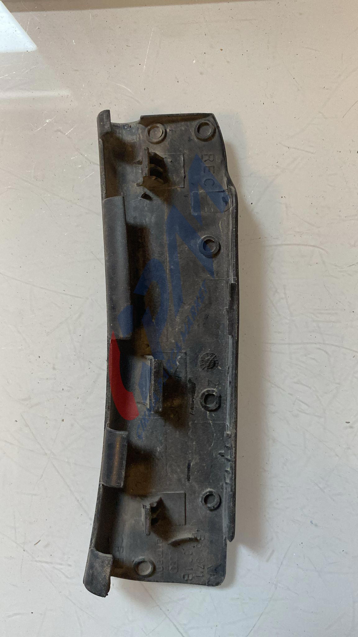 4B6971821B Volkswagen Passat B5 bagaj kapağı menteşesi kaplaması