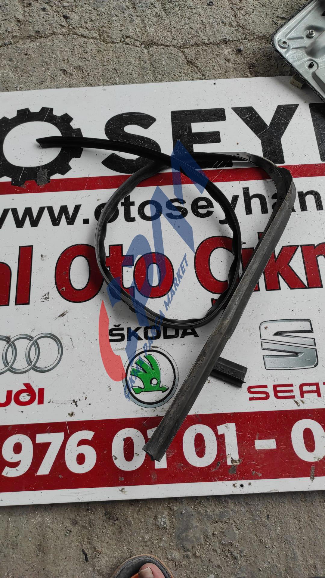 1J6839697 Volkswagen Golf 4 arka sol kapı dış çerçeve lastiği