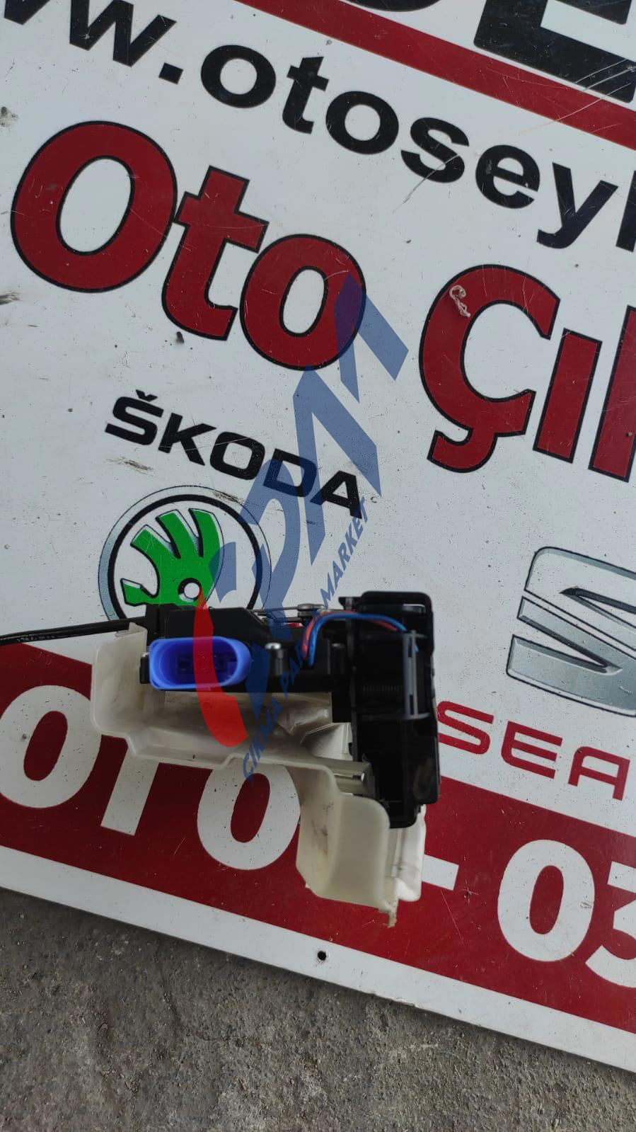 3D2837016J Volkswagen Jetta sağ ön kapı kilidi kirikosu