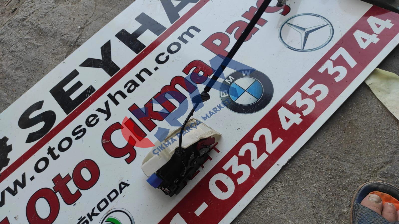 3D2837016J Volkswagen Jetta sağ ön kapı kilidi  kirikosu