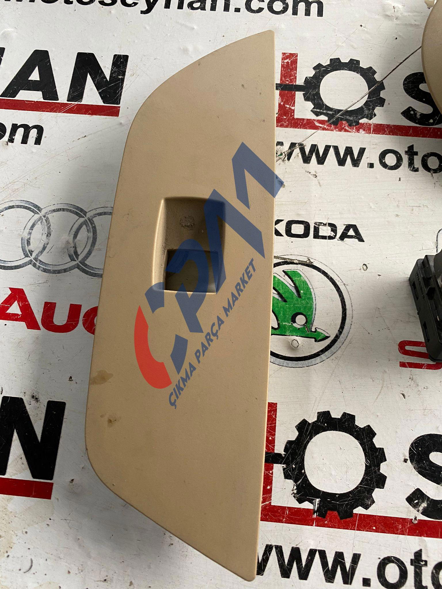 299294 bmw x1 E84 sağ ön kapı cam düğmesi kaplaması