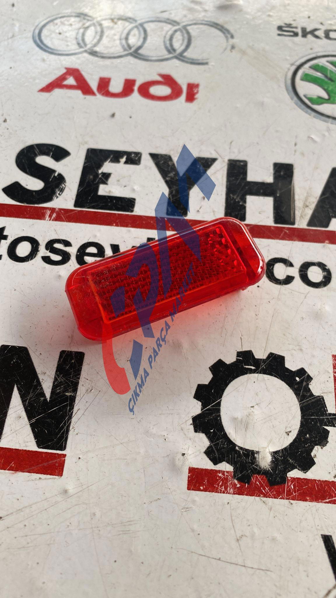 8P0947412 audi a3 2019 sol arka kapı kartonu reflektörü