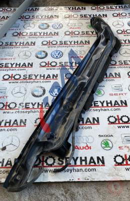 8P0805275C audi a3 2008 ön cam ızgarası alt sacı
