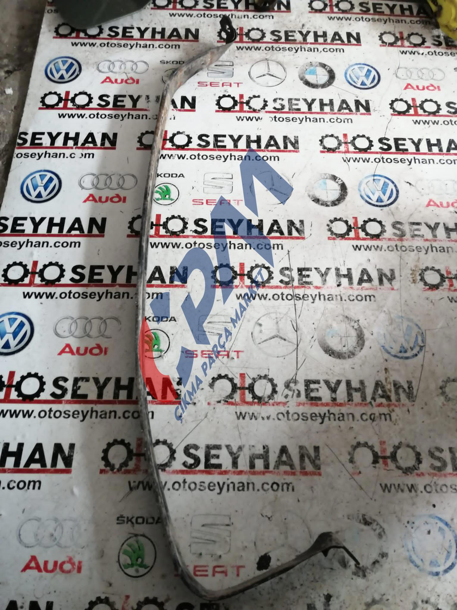 2K0201654A volkswagen caddy 2008 yakıt deposu tutucu
