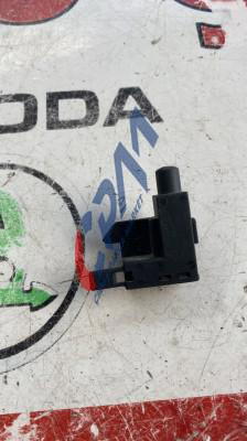 1J0947561A volkswagen audi seat skoda el fren sensörü svici